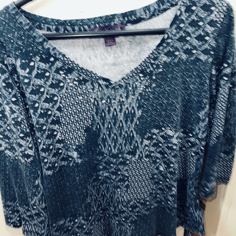 Textured Pattern Blue V-Neck Women's quarter length top